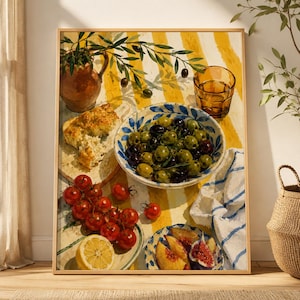 Op de afbeelding: Een stilleven schilderij op een geel-wit gestreept oppervlak met een bruine keramische kan met olijftakken, een kom met groene en zwarte olijven, een glas met amberkleurige vloeistof, brood, kerstomaatjes, een schijfje citroen en gesneden vijgen.