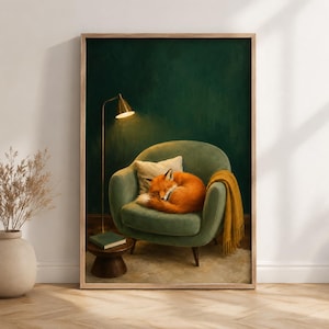 Puede incluir: Una lámina de arte enmarcada que muestra a un zorro naranja durmiendo enroscado en un sillón verde salvia. Una lámpara de pie dorada ilumina la escena contra una pared verde oscuro. Una manta color mostaza cuelga del brazo del sillón.