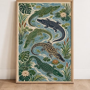 Könnte beinhalten: Ein gerahmter Kunstdruck mit einer stilisierten Illustration von fünf Alligatoren, die in blauem Wasser schwimmen. Die Szene zeigt grüne Seerosenblätter, weiße Seerosen und braune Rohrkolben. Die Alligatoren sind in Dunkelgrün, Marineblau und Gelb gehalten.