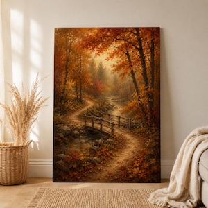 Può includere: Una stampa artistica da parete rettangolare verticale che raffigura una scena boschiva in autunno. Il paesaggio presenta uno stretto sentiero sterrato che si snoda tra alberi dal fogliame arancione e giallo, portando a un ponte di legno su un ruscello.