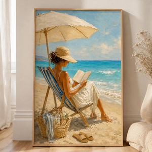 Op de afbeelding: Een olieverfschilderij op doek toont een persoon met een strooien hoed en witte jurk, zittend in een blauw-wit gestreepte strandstoel onder een crèmekleurige parasol. De persoon leest een boek op een zandstrand bij de turquoise oceaan.