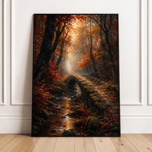 Könnte beinhalten: Ein gerahmter vertikaler Wandkunstdruck, der eine Steinbrücke über einen kleinen Bach in einem dichten Wald im Herbst zeigt. Die Szene besticht durch leuchtend orangefarbenes und rotes Laub an den Bäumen, durch das goldenes Sonnenlicht scheint.