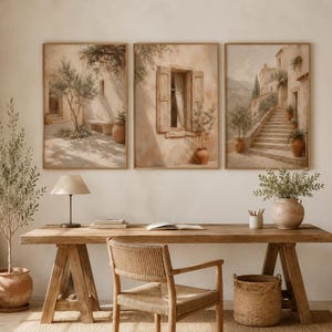 Könnte beinhalten: Drei gerahmte Wandbilder mit mediterranen Motiven in neutralen Beige- und Brauntönen. Das linke Bild zeigt einen Innenhof mit Baum, das mittlere ein Fenster mit Fensterläden und das rechte eine Steintreppe.
