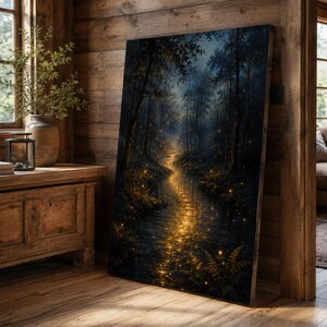 Puede incluir: Una impresión de arte mural rectangular que muestra una escena de bosque oscuro con un arroyo sinuoso. El agua refleja una luz dorada cálida y numerosos orbes pequeños de color ámbar brillante están dispersos entre los árboles y las orillas.