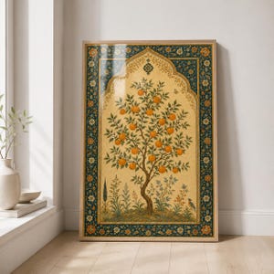 Könnte beinhalten: Ein rechteckiger gerahmter Wandkunstdruck mit einer zentralen Illustration eines Orangenbaums in einem bogenförmigen architektonischen Rahmen. Das Design umfasst einen cremefarbenen Hintergrund, dunkelblaue Blumenmuster an den Rändern und kleine Vögel.