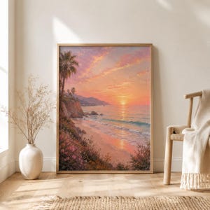 Könnte beinhalten: Ein rechteckiger Wandkunstdruck, der eine Küstenlandschaft bei Sonnenuntergang zeigt. Die Szene stellt einen Sandstrand, türkisfarbene Meereswellen und Klippen mit Palmen unter einem lebendigen Himmel voller rosa, orangefarbener und goldener Wolken dar.
