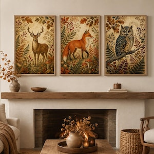 Peut inclure: Un ensemble de trois impressions d'art encadrées représentant des illustrations détaillées d'un cerf, d'un renard et d'un hibou. Chaque image est entourée de feuillage automnal, incluant des fougères, des feuilles et des champignons.