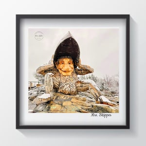 Fotografia do Troll Thomas Dambo em "A Primeira Neve da Sra. Skipper" | Emoldurada 11x14 com passe-partout 8x10 |