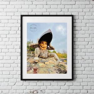 Fotografia da Sra. Skipper Ahoy Troll por Thomas Dambo Troll | Emoldurada 11x14 com passe-partout 8x10 |