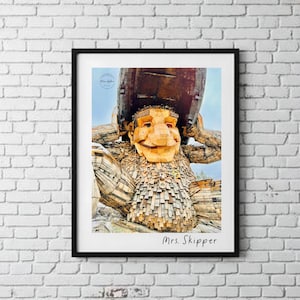 Sra. Skipper, a Troll, Dê uma Chance à Paz - Fotografia de Thomas Dambo | Emoldurada 11x14 com passe-partout 8x10 |