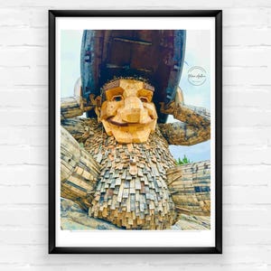 Fotografia de Thomas Dambo, "Sra. Skipper: Um olhar íntimo sobre um troll" | Emoldurada em 11x14 polegadas com passe-partout 8x10 |