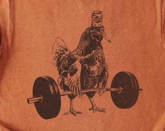 Camiseta vintage de gallina con pesas, divertida camiseta de gallina con peso muerto y cerveza, camiseta retro con humor para gimnasio, camiseta gráfica para entrenamiento con barra, regalo de granja