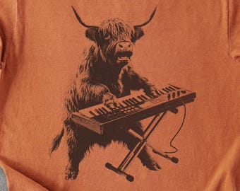 Highland Cow Keyboard Funny Graphic T-Shirt, Retro Farm Animal Music Tee, Vintage Meme Bull Shirt, Country Humor Top, Rancher Gift