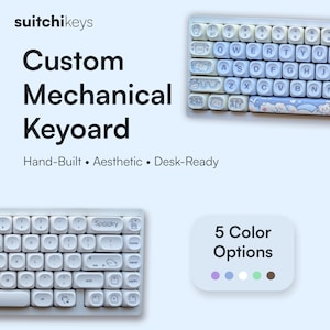 Puede incluir: Teclados mecánicos personalizados con teclas blancas y diseños decorativos. La imagen muestra dos teclados, uno con un tema azul y blanco y otro con un tema blanco y gris. El texto dice "Hand-Built • Aesthetic • Desk-Ready" y "5 Color Options."