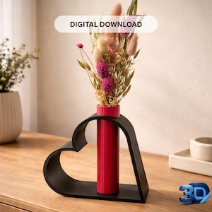 Op de afbeelding: Een zwarte hartvormige vaas met een rode cilindrische vaas erin, met gedroogde bloemen in roze, beige en groene tinten. De tekst "DIGITALE DOWNLOAD" wordt bovenaan weergegeven. De vaas staat op een houten oppervlak.