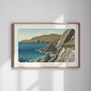 Puede incluir: Impresión artística enmarcada de un paisaje costero. La obra representa un acantilado rocoso que se encuentra con el océano, con tonos azules y verdes. La impresión está en un marco de madera, agregando un toque natural.