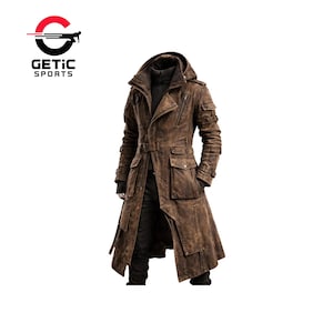 Può includere: Un cappotto lungo marrone con cappuccio, tasche multiple e cintura. Il cappotto ha un aspetto invecchiato e usurato. Il logo "GETIC SPORTS" è in alto a sinistra.