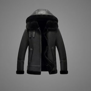 Pode incluir: Casaco de couro preto com capuz e forro de pele. O casaco tem fecho de correr, dois bolsos frontais e acabamento em pele no capuz e punhos. Ideal para o frio.