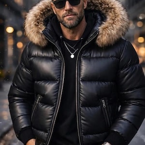 Könnte beinhalten: Schwarze Steppjacke mit fellbesetzter Kapuze. Die Jacke hat einen Reißverschluss, Seitentaschen und gerippte Bündchen. Die Person auf dem Bild trägt eine Sonnenbrille und eine silberne Halskette. Der Hintergrund ist verschwommen, was auf eine urbane Umgebung hindeutet.
