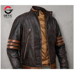 Puede incluir: Chaqueta de cuero marrón con acabado desgastado, cuello alzado, cremallera y rayas marrones en las mangas. La chaqueta tiene forro beige y bajo marrón. El logo "GETIC SPORTS" es visible en la parte superior izquierda.