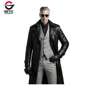 Könnte beinhalten: Ein schwarzer Ledermantel, eine graue Weste und eine Hose. Der Mantel hat einen doppelreihigen Schnitt und eine lange Länge. Die Person trägt schwarze Handschuhe und eine Sonnenbrille. Das Logo "GETIC SPORTS" befindet sich oben links.