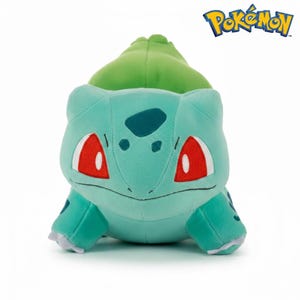 Op de afbeelding: Een zacht Bulbasaur-knuffel in tinten groen en blauwgroen, met rode ogen en witte accenten. Het Pokémon-logo is rechtsboven zichtbaar. Het zachte speelgoed is ontworpen om op het populaire personage te lijken.
