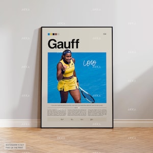 Peut inclure: Affiche encadrée représentant la joueuse de tennis Gauff en tenue jaune, tenant une raquette. L'affiche a un fond beige avec le nom "Gauff" en grandes lettres noires. L'affiche comprend la signature "Coco" et le texte "PLAY WITH PURPOSE, BELIEVE IN MYSELF, AND FIGHT FOR SOMETHING GREATER THAN VICTORY ALONE."