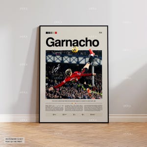 Könnte beinhalten: A poster with a soccer player in a dynamic pose, kicking a ball. The poster has a beige background with the name "Garnacho" in large black letters. The player is wearing a red and black uniform. Includes a signature and text.