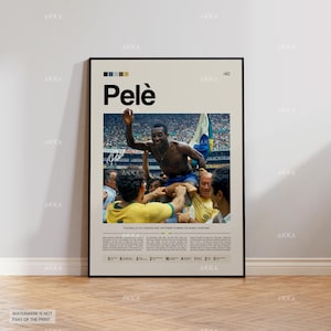 Könnte beinhalten: Ein gerahmtes Poster mit einem Foto von Pelé, der von einer Menschenmenge getragen wird. Das Poster zeigt den Namen "Pelé" in Schwarz, eine Unterschrift und Text unten. Die Farbpalette umfasst Beige, Blau und Gelb.