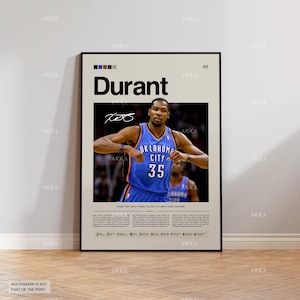 Puede incluir: Un póster enmarcado con el jugador de baloncesto Durant con la camiseta de los Oklahoma City Thunder. El póster tiene un fondo neutro con el nombre del jugador en letras negras grandes y su firma. El número de camiseta es el 35.