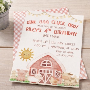 Op de afbeelding: Een uitnodiging voor een verjaardag met boerderijthema met een illustratie van een rode schuur, boerderijdieren en een lachende zon. De tekst luidt "OINK BAA CLUCK MOO!" en bevat datum, tijd en RSVP-informatie. De uitnodiging ligt op een roze ruitjesachtergrond.