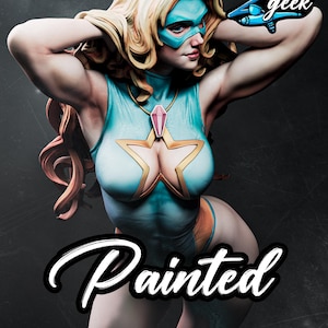 Puede incluir: Figura pintada de una superheroína rubia, con máscara azul y diseño de estrella en el pecho. Viste un body azul y naranja. La palabra "Painted" está escrita en una fuente estilizada.