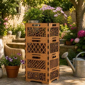 Peut inclure: Un support à plantes en bois avec des motifs découpés complexes, contenant des plantes en pot avec des feuilles violettes et vertes. Un arrosoir en métal est à proximité. Le support est à l'extérieur, entouré de verdure et de fleurs.