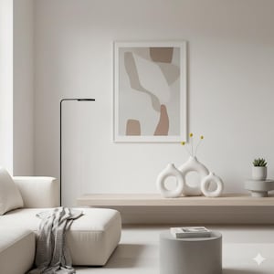 Peut inclure: Un salon moderne aux tons neutres. Une œuvre d'art abstraite encadrée est accrochée au mur. Des vases blancs et une petite plante en pot sont posés sur une étagère en bois. Un lampadaire noir et un pouf gris complètent la scène.