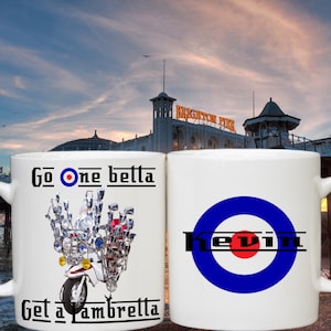 Pode incluir: Duas canecas de cerâmica branca com um design em preto e branco. Uma caneca apresenta uma scooter com um símbolo de alvo e o texto "Go one betta Get a Lambretta". A outra caneca apresenta um símbolo de alvo com o nome "Kevin" escrito nela.