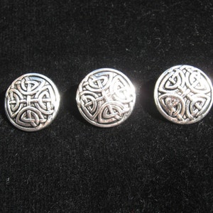 5 boutons de style celtique en étain, boutons,boutons en étain,ton argenté,boutons en métal,design celtique,articles celtiques,celtique,artisanat,couture,articles de fantaisie
