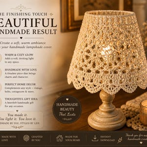 Pu&ograve; includere: Paralume all'uncinetto beige fatto a mano, con motivo floreale e bordo smerlato, su base chiara. L'immagine include il testo "BEAUTIFUL HANDMADE RESULT".