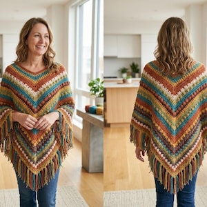 Puede incluir: Un poncho de ganchillo hecho a mano y colorido con cuello en V y flecos. El poncho presenta un patrón de chevron en tonos marrón, verde azulado, amarillo y crema. La modelo lleva vaqueros azules. La imagen muestra el frente y la espalda del poncho.