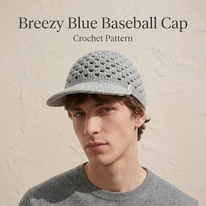 Può includere: Cappellino da baseball all'uncinetto grigio chiaro con visiera e motivo a trama aperta. Il testo "Breezy Blue Baseball Cap Crochet Pattern" è visualizzato sopra il cappellino. Il cappellino è indossato da una persona.