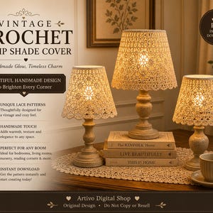Pu&ograve; includere: Tre paralumi all'uncinetto dal design vintage. I paralumi sono beige e poggiano su basi beige. Il testo sull'immagine dice "VINTAGE CROCHET LAMP SHADE COVER". Le lampade sono su un tavolo di legno con libri e una tazza da t&egrave;.