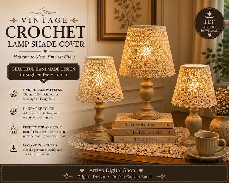Pu&ograve; includere: Tre paralumi all'uncinetto dal design vintage. I paralumi sono beige e poggiano su basi beige. Il testo sull'immagine dice "VINTAGE CROCHET LAMP SHADE COVER". Le lampade sono su un tavolo di legno con libri e una tazza da t&egrave;.