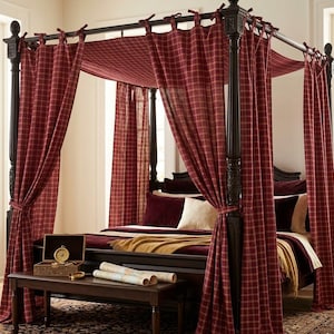 Puede incluir: Una cama con dosel de madera oscura con cortinas y dosel a cuadros borgoña. La cama está hecha con ropa de cama borgoña y dorada. Un pequeño banco de madera al pie de la cama contiene una brújula, una caja y mapas enrollados.