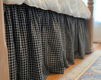 黒チェックのフリル付きリネンコットンベッドスカート、ファームハウス風ベッドスカート、コテージコア風ベッドスカート、カスタムベッドスカート