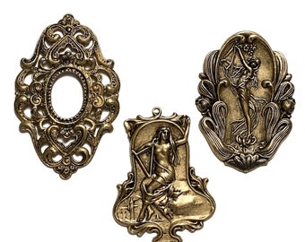 Patina Filigree Finding Vintage Large French Frame Stamping made of a Coppery Brass Framex Stamping