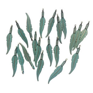 Feather Pendants or Earring Drops, 20 Pieces, Green Patina, 32 x 6mm, Cast Zinc, Bird Feathers, B&#39;sue Boutiques, Item07212