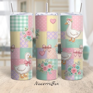 Könnte beinhalten: Drei zylindrische Becher mit Deckeln und Strohhalmen mit einem Patchwork-Design aus pastellfarbenen Quadraten in Rosa, Gelb, Grün und Lila. Das Muster zeigt weiße Enten, rosa Schleifen, Blumensträuße, Herzen und Gänseblümchen auf kariertem Grund.
