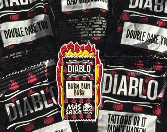 タコベルハットピンディアブロソースパケットバーンベイビーバーンソフトエナメルプリントとグリッターマスソース