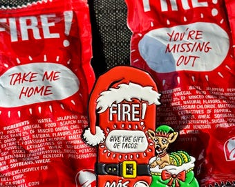 タコベルハットピン FIRE ソースパケット、チワワクリスマスソフトエナメル、高さ1.5インチ、プリント入り、グリッターマスソース