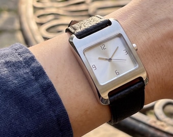 Reloj cuadrado de cuero gris / Reloj minimalista de cuarzo con correa ajustable.