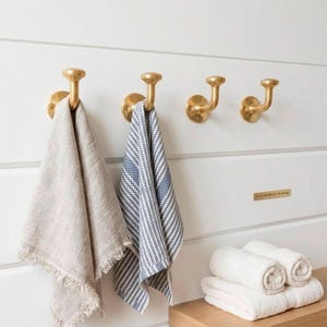 Messing wandhaken | Kapstokhaken | Handdoekhaken | Badjashaken | Wandhangers | Entree-organizers | Badkameropbergers | Moderne woondecoratie